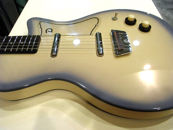 Danelectro U2 復刻モデルCream Burst エレキギター Danelectro U2 復刻モデルCream Burst エレキギター